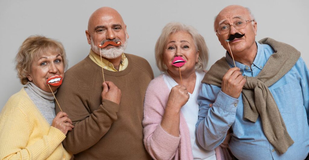Idosos sorrindo com expressão de leveza e vitalidade