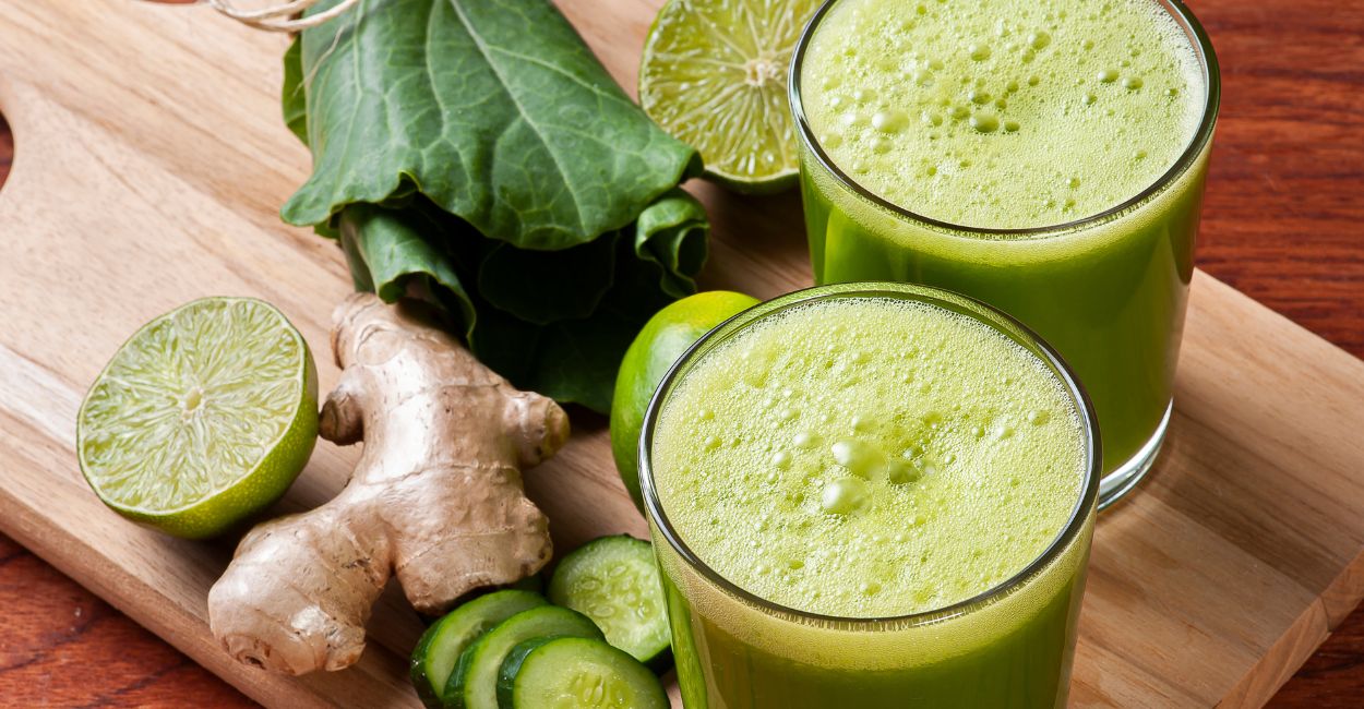 copo de suco detox verde com ingredientes naturais ao redor